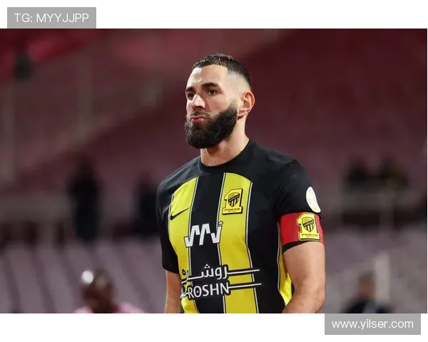 本泽马：从团队球员到金球奖得主的荣誉跃迁解析